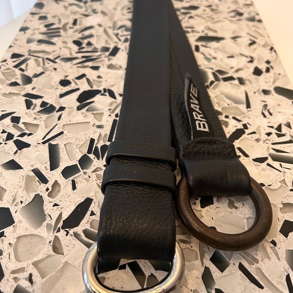 Elegant Black Leather Belt with Gold Buckle - Picture 3 of 3